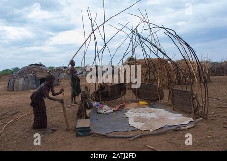 Omorate, Äthiopien - Nov 2018: Dasanech-Stammfrauen bauen ein Haus im Dorf. Omo-Tal Stockfoto