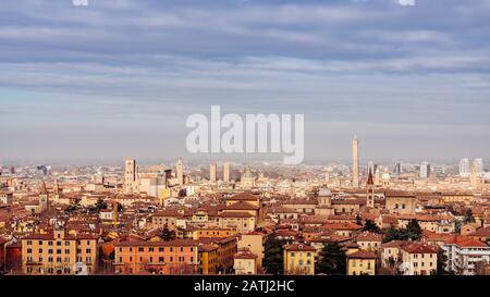 Bologna, Stadtbild von einem hohen Aussichtspunkt an einem Winternachmittag. Emilia, Italien Stockfoto