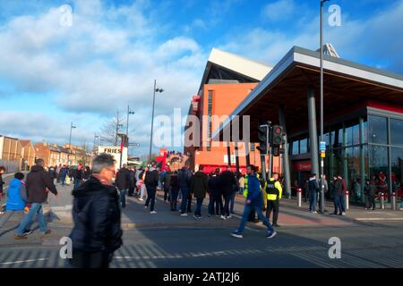 Liverpooler Anhänger gehen mit dem neuen Vereinsladen und der Haupttribüne im Hintergrund ins Spiel. Stockfoto