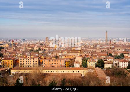 Bologna, Stadtbild von einem hohen Aussichtspunkt an einem Winternachmittag. Emilia, Italien Stockfoto