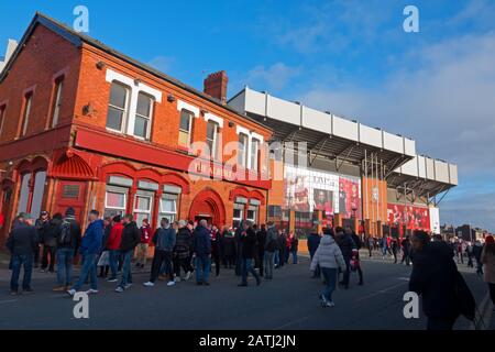 Liverpooler Anhänger versammeln sich vor dem Spiel vor dem Albert Pub. Stockfoto