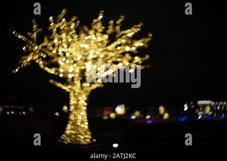 Baum der goldenen großen und kleinen Herzen bokeh Lichter. Schöner Hintergrund für den Valentinstag Stockfoto