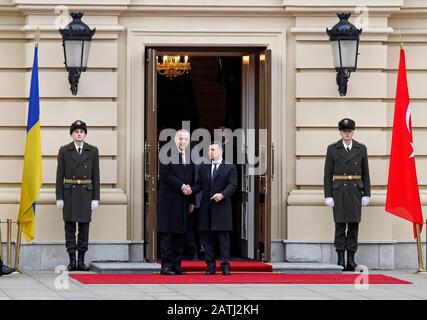 Kiew, Ukraine. Februar 2020. Der ukrainische Präsident Wolodymyr-Zelensky und sein türkischer Amtskollege Recep Tayyip Erdogan handschütteln während einer Begrüßungsfeier vor ihren Gesprächen in Kiew. Credit: Sopa Images Limited/Alamy Live News Stockfoto