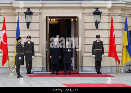 Kiew, Ukraine. Februar 2020. Der ukrainische Präsident Wolodymyr-Zelensky und sein türkischer Amtskollege Recep Tayyip Erdogan nehmen vor ihren Gesprächen in Kiew an einer Willkommensfeier teilzunehmen. Credit: Sopa Images Limited/Alamy Live News Stockfoto