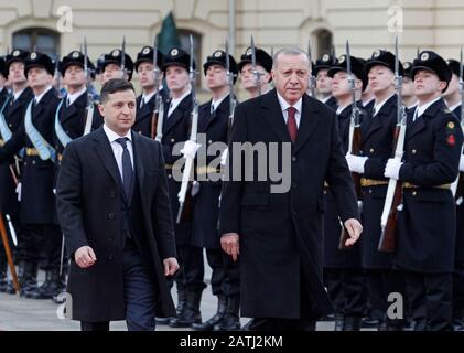 Kiew, Ukraine. Februar 2020. Der ukrainische Präsident Wolodymyr-Zelensky und sein türkischer Amtskollege Recep Tayyip Erdogan überprüfen bei einer Begrüßungsfeier vor ihren Gesprächen in Kiew eine Ehrenwache. Credit: Sopa Images Limited/Alamy Live News Stockfoto