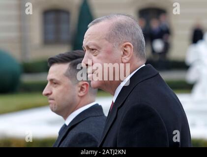 Kiew, Ukraine. Februar 2020. Der ukrainische Präsident Wolodymyr-Zelensky und sein türkischer Amtskollege Recep Tayyip Erdogan nehmen vor ihren Gesprächen in Kiew an einer Willkommensfeier teilzunehmen. Credit: Sopa Images Limited/Alamy Live News Stockfoto