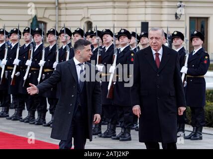 Kiew, Ukraine. Februar 2020. Der ukrainische Präsident Wolodymyr-Zelensky und sein türkischer Amtskollege Recep Tayyip Erdogan überprüfen bei einer Begrüßungsfeier vor ihren Gesprächen in Kiew eine Ehrenwache. Credit: Sopa Images Limited/Alamy Live News Stockfoto