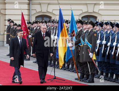 Kiew, Ukraine. Februar 2020. Der ukrainische Präsident Wolodymyr-Zelensky und sein türkischer Amtskollege Recep Tayyip Erdogan überprüfen bei einer Begrüßungsfeier vor ihren Gesprächen in Kiew eine Ehrenwache. Credit: Sopa Images Limited/Alamy Live News Stockfoto