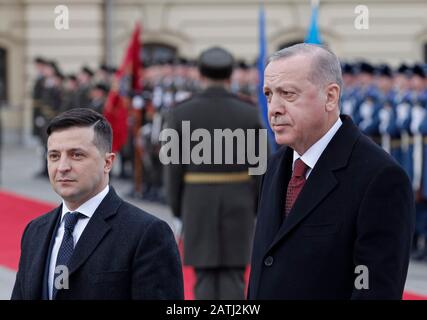 Kiew, Ukraine. Februar 2020. Der ukrainische Präsident Wolodymyr-Zelensky und sein türkischer Amtskollege Recep Tayyip Erdogan überprüfen bei einer Begrüßungsfeier vor ihren Gesprächen in Kiew eine Ehrenwache. Credit: Sopa Images Limited/Alamy Live News Stockfoto