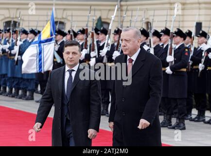 Kiew, Ukraine. Februar 2020. Der ukrainische Präsident Wolodymyr-Zelensky und sein türkischer Amtskollege Recep Tayyip Erdogan überprüfen bei einer Begrüßungsfeier vor ihren Gesprächen in Kiew eine Ehrenwache. Credit: Sopa Images Limited/Alamy Live News Stockfoto