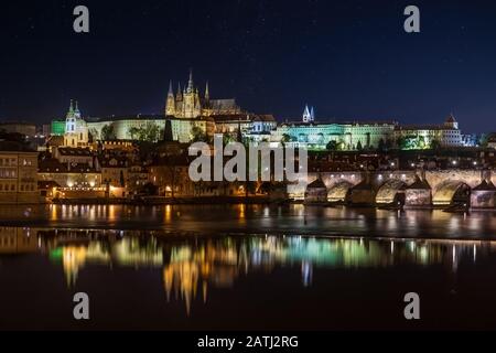 Moldau, Karlsbrücke und Prager Burg bei Nacht, Prag, Tschechien Stockfoto