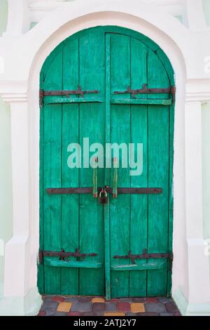 Alte Bogentür in Grün Stockfoto