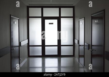 Büroflur, Korridor im Inneren eines Geschäftszentrums, in der Dämmerung Stockfoto
