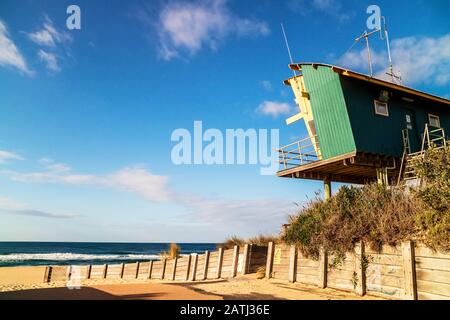 Bunt gefärbter Rettungsschwimmerbeobachtungsturm am sandigen Strand der Küstenlinie der Tasmansee. Stockfoto