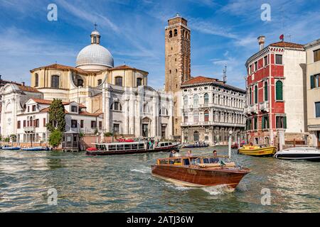 Mit einem Wassertaxi geht es entlang des Canal Grande vorbei an Chiesa di San Geremia im Bezirk Cannaregio in Venedig, Italien Stockfoto