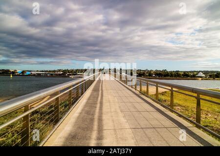 Die 190 Meter lange Cunninghame Arm Steg am Lakes Entrance in Victoria, Australien. Stockfoto