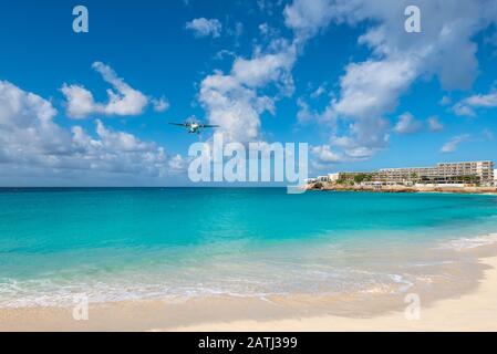 Simpson Bay, Saint Maarten - 17. Dezember 2018: Flugzeuglandung auf dem Princess Juliana International Airport, der tief über Wasser am Maho Beach in fliegt Stockfoto