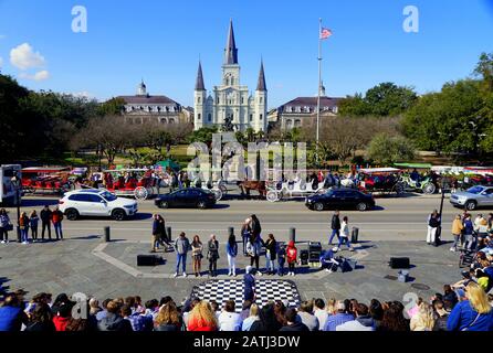 New Orleans, Louisiana, U.S.A - 1. Februar 2020 - Der Blick auf die Kathedrale von St. Louis und die Menschenmassen auf dem Platz Stockfoto