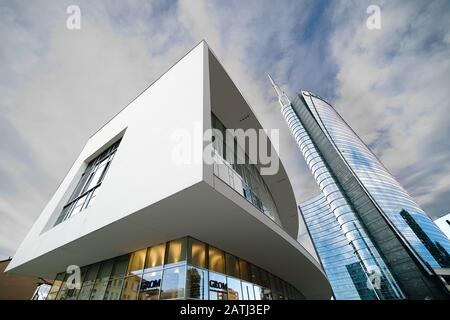 Ultraweiter Blick auf den Wolken-Himmel des Unicredit Turms (231 m, von Cesar Pelli, 2011) und des Bürogebäudes auf der Piazza Gae Aulenti, Mailand, Italien Stockfoto