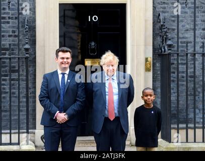 London, Großbritannien. Januar 2020. GESPERRT BIS ZUM 4. FEBRUAR. Vertreter von Cancer Research UK - Unterstützer und Betroffene - treffen Premierminister Boris Johnson zu Gesprächen in der Downing Street vor dem Weltkrebstag am 4. Februar Credit: PjrFoto/Alamy Live News Stockfoto