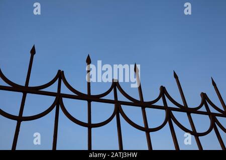 Geschmiedeter Zaun gegen den blauen Himmel, Nahaufnahme Stockfoto