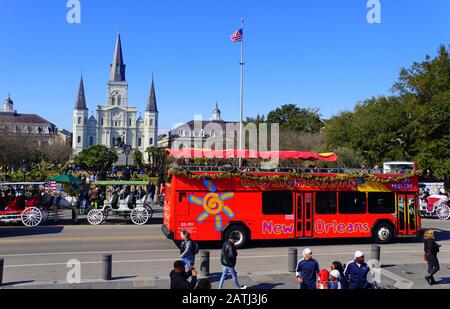 New Orleans, Louisiana, U.S.A - 1. Februar 2020 - Der Blick auf die St Louis Kathedrale, den Verkehr und die Menschenmassen auf dem Platz Stockfoto