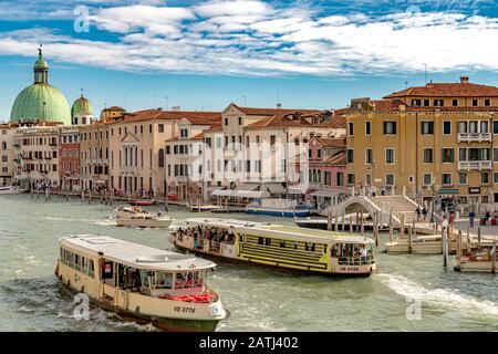 Vaporetto oder Wasserbusse auf dem Canal Grande nahe dem Bahnhof Santa Lucia mit der grünen Kuppel der Piccolo-Kirche San Simeone, die die Skyline von Venedig dominiert Stockfoto