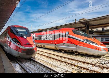 Hochgeschwindigkeitszug Trenitalia Frecciarossa 1000 am Bahnhof Venezia Santa Lucia, dem Hauptbahnhof in Venedig, Italien Stockfoto