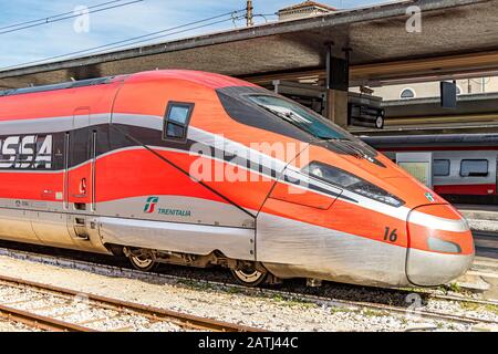 Hochgeschwindigkeitszug Trenitalia Frecciarossa 1000 am Bahnhof Venezia Santa Lucia, dem Hauptbahnhof in Venedig, Italien Stockfoto