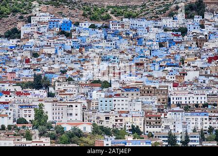 Ein Blick auf die Medina oder Die Altstadt von Chefchaouen in Marokko zeigt viele Gebäude, die mit hellblauer Farbe bemalt sind. Stockfoto