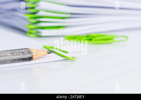 Stapel von beschnittenen leeren Papierbogen mit Bleistift bereit zu Notieren Sie sich die Nahaufnahme auf dem weißen Schreibtisch Stockfoto