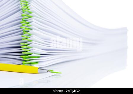 Stapel beschnittenen leeren Papierbogen mit Stift bereit Notieren Sie sich Stockfoto