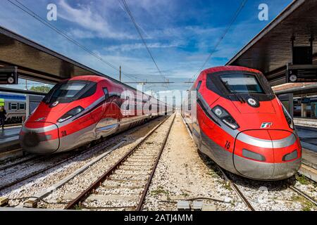 Zwei Hochgeschwindigkeitszüge Trenitalia Frecciarossa 1000 am Bahnhof Venezia Santa Lucia, dem Hauptbahnhof in Venedig, Italien Stockfoto