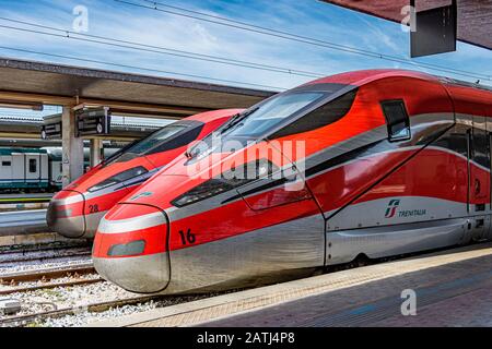 Zwei Hochgeschwindigkeits-Trenitalia Frecciarossa 1000 Zug am Bahnhof Venezia Santa Lucia, dem Hauptbahnhof in Venedig, Italien Stockfoto