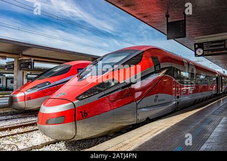 Zwei Hochgeschwindigkeitsfahrzeuge Trenitalia Frecciarossa 1000 am Bahnhof Venezia Santa Lucia, dem Hauptbahnhof in Venedig, Italien Stockfoto