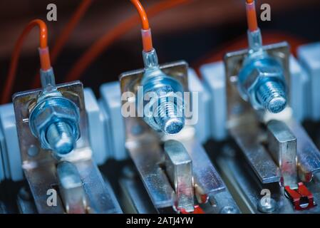 Verbindung mit Schrauben und Muttern in der Nähe der elektrischen Schalttafel Stockfoto