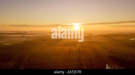 Luftbild schöne Sonnenaufgangslandschaft Stockfoto