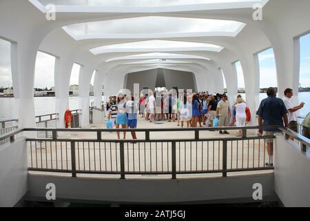 Pearl HARBOR, OAHU, HAWAII - 20. SEPTEMBER: Die Menschen besuchen das USS Arizona Memorial am 20. September 2012 in Pearl Harbor, USA. Die "USS Arizona Memorial Mark" Stockfoto