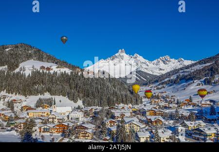 Heißluftballons, Filzmoos im Winter mit Berggipfel Bischofsmuetze, Pongau, Land Salzburg, Österreich Stockfoto