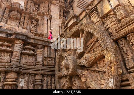 KORNAK, INDIEN, 14. JANUAR 2019: EINE Touristenfrau aus Inidan steht im berühmten Sonnentempel aus dem 13. Jahrhundert in Odissa. Stockfoto