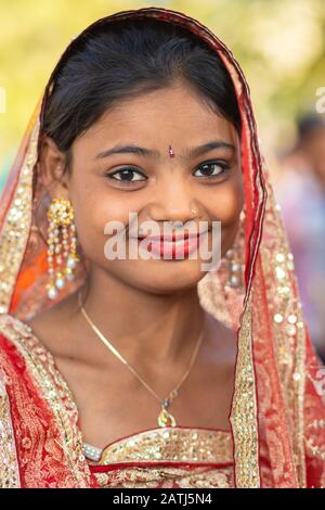 Sarnath, INDIEN, 21. JANUAR 2019 : Porträt einer indischen Zigeunertänzerin auf der Straße von Sarnath. Stockfoto