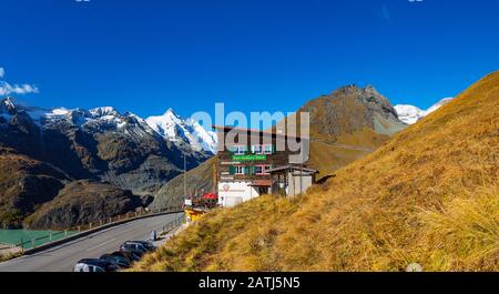 Restaurant Karl Volkert Haus mit Blick auf den Großglockner, Nationalpark hohe Tauern, Großglockner Hochalpenstraße, Kärntner, Österreich Stockfoto