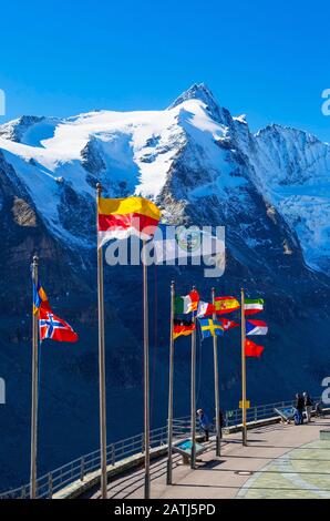 Großglockner, mit internationalen Flaggen, Nationalpark hohe Tauern, hohe Tauern, Großglockner Hochalpenstraße, Carinth, Österreich Stockfoto