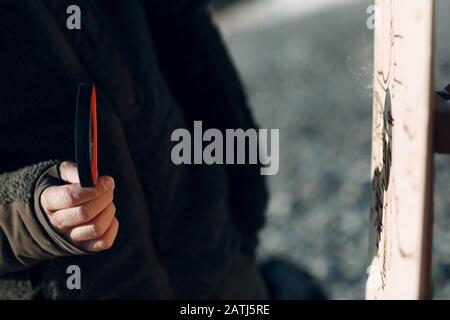 Brennbild der Lupe. Lupe in Hand und Sonnenstrahl. Stockfoto