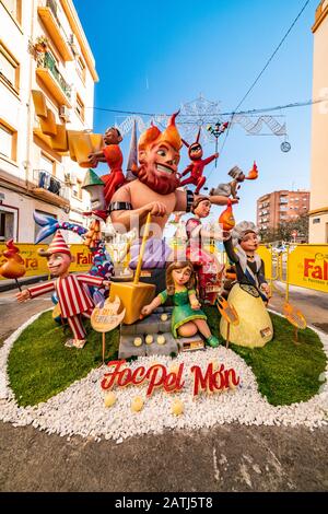 Las Fallas, Papermache-Modelle werden in der traditionellen Feier in Lobpreis des heiligen Joseph am 15.2019 gebaut und gebrannt. Barrio Benimaclet Stockfoto