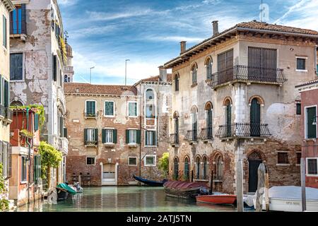 Die Boote moorierten an einer ruhigen abgeschiedenen Ecke des Rio de la cazziola e de Ca rizzi Kanals im Dorsoduro Viertel von Venedig, Italien Stockfoto