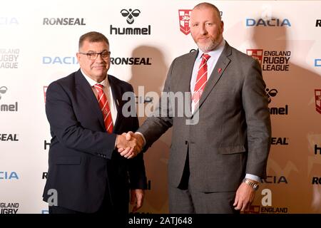 New England Cheftrainer Shaun Wane (links) und Chief Executive des Rugby League Ralph Rimmer während der Pressekonferenz im University of Bolton Stadium. Stockfoto