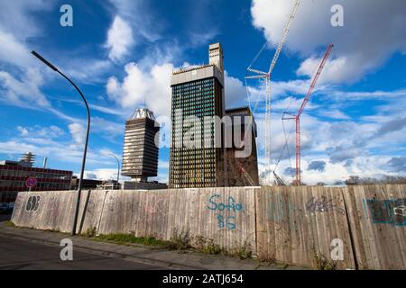 Hinter dem Hochhaus des Deutschlandfu blieb das Gebäude der Deutschen Welle (öffentlich-rechtlicher Auslandssender), das sich im Abriss befindet Stockfoto