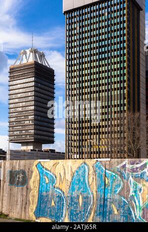 Hochhaus des Deutschlandfunks (öffentlich-rechtlicher Rundfunk), rechts das Gebäude der Deutschen Welle (öffentlich-rechtliches Inter-Haus) Stockfoto