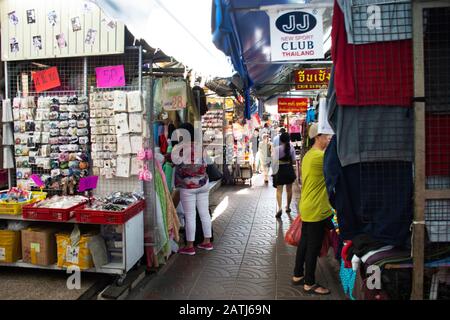 Bangkok, THAILAND - 3. DEZEMBER: Thailändische Leute, die auserwählt gehen und Stoffmaterial mit Accessoires aus dem Bekleidungsgeschäft in Sampeng plaza und Phahura kaufen Stockfoto